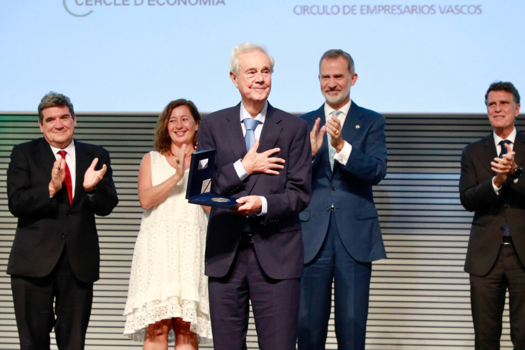 Gabriel Escarrer receiving the Kingdom of Spain Business Achievement Award from King Felipe VI