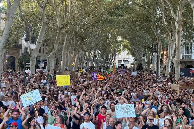 Manifestación en contra de la masificación turística en Palma el 21 de julio