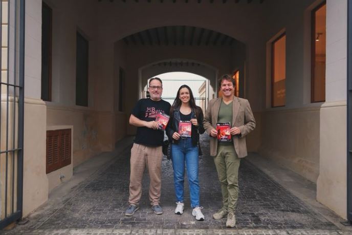 Teatre de Barra 2024 regresa a Palma para su 25ª edición, llevando las artes escénicas a cinco bares y restaurantes de la ciudad.