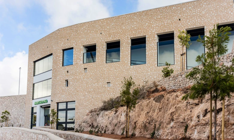 El nuevo supermercado de Cala d'Or, con una fachada adaptada a la estética del entorno.