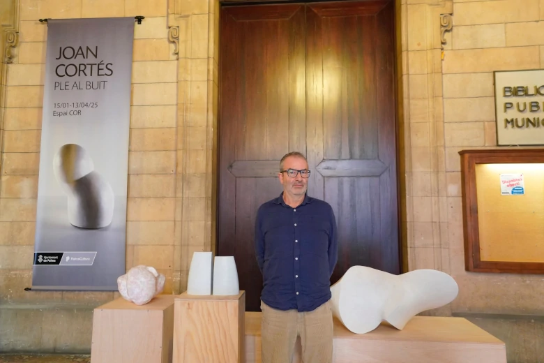 El escultor Joan Cortés en la presentación de su exposición Ple al buit