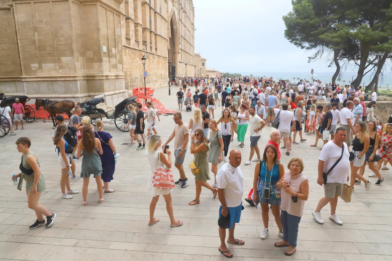 Turistas visitan la Catedral de Palma