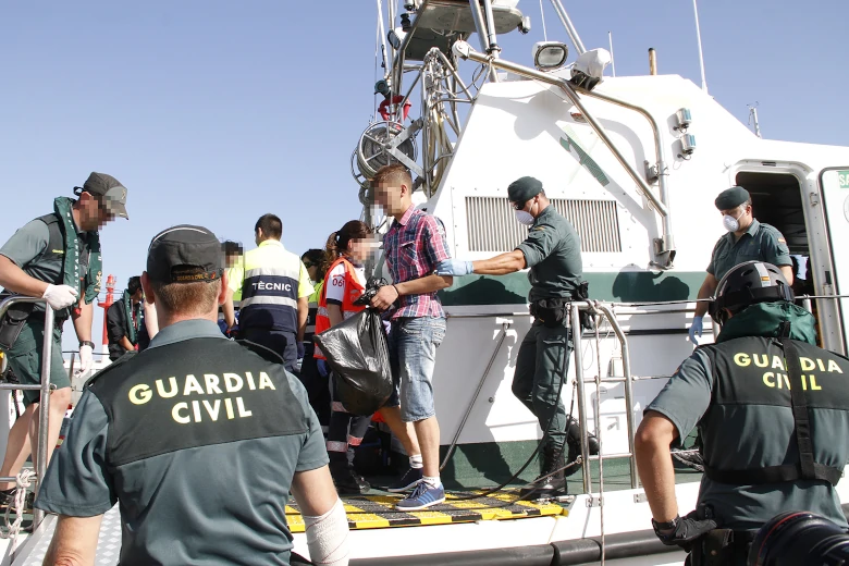 La Guardia Civil vigila a inmigrantes argelinos tras interceptar una patera.