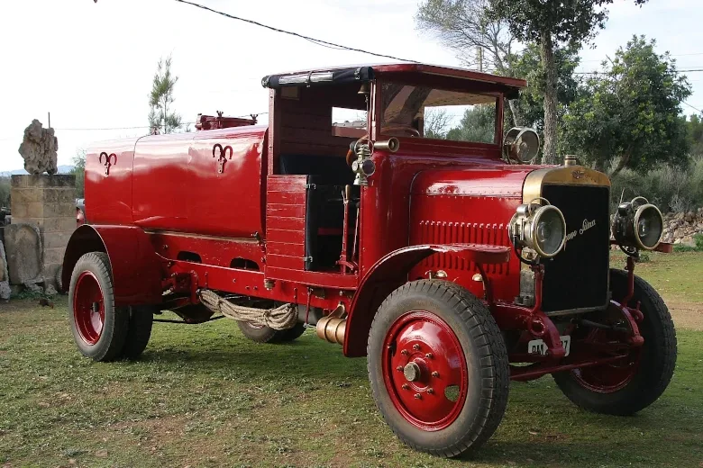 Primer camión de bomberos de Palma