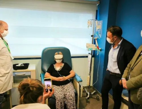El Hospital de Inca introduce gafas de realidad virtual para hacer la quimioterapia más llevadera