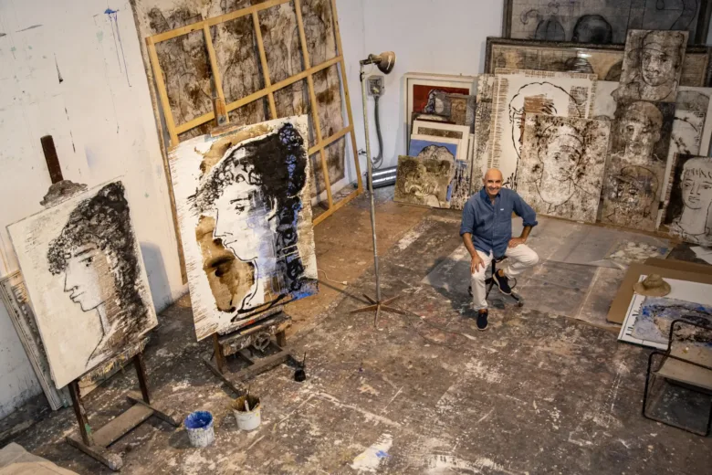 El artista Joan Bennàssar, en su taller de Pollença.