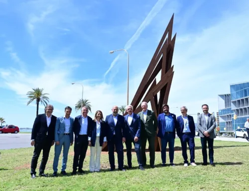 Palma incorpora una gran escultura de Bernar Venet en su fachada marítima