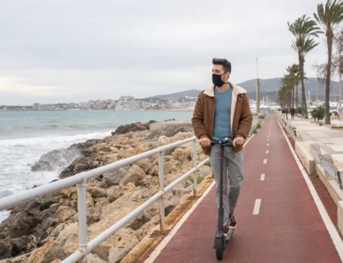 New traffic rules for 2026 in Spain: helmets compulsory for e-scooter and bicycle riders and gloves for motorcyclists