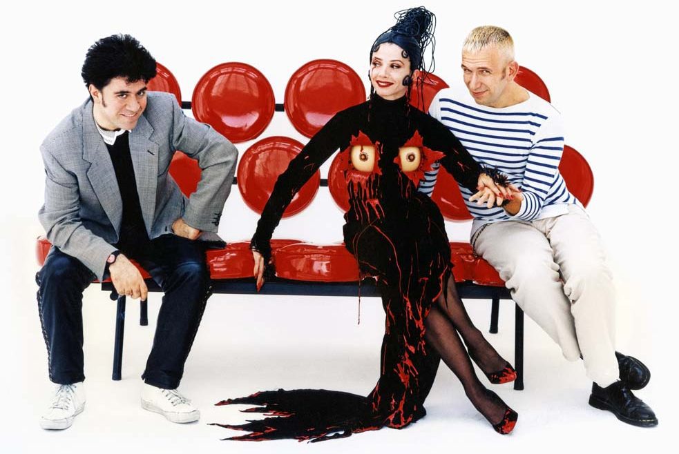 Pedro Almodóvar, Victoria Abril y Jean Paul Gaultier durante el rodaje de Kika en 1994. Foto de Nacho Pinedo