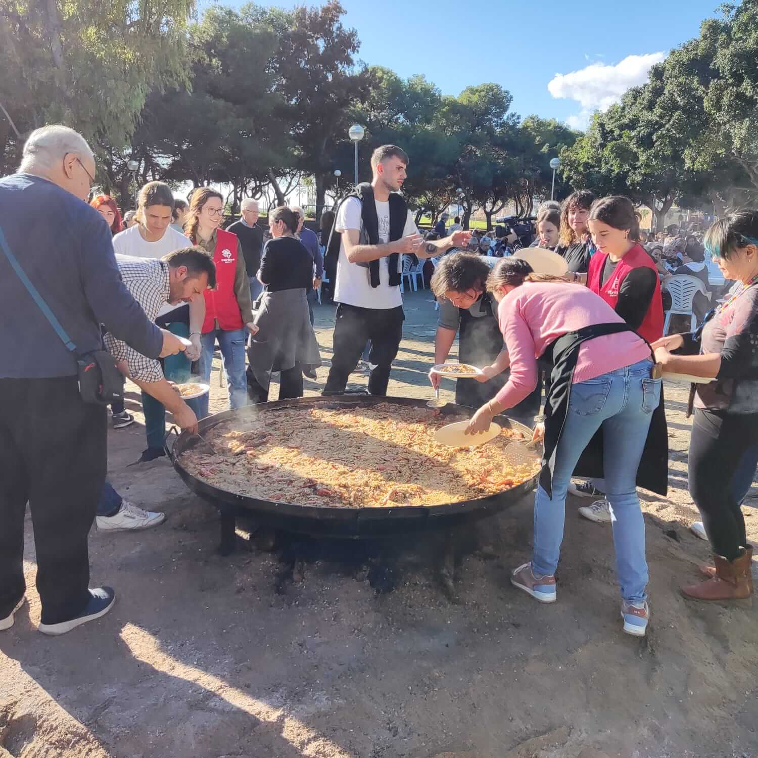 paella solidaria caritas 2022
