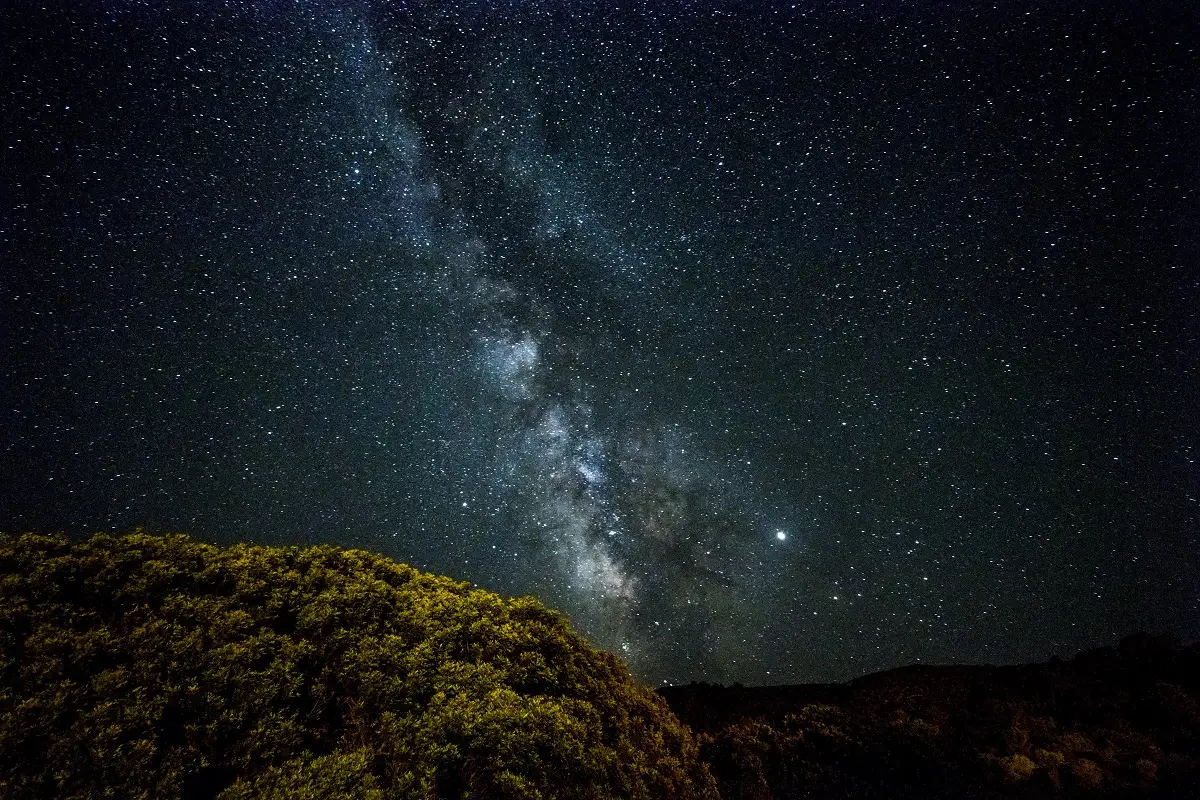 La Vía Láctea en la Isla de Cabrera donde se observan multitud de estrellas de diferente intensidad de brillo y tonalidades. Foto: Jaime Sánchez Millán.
